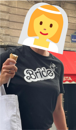 Photo de la future mariée avec tshirt personnalisé